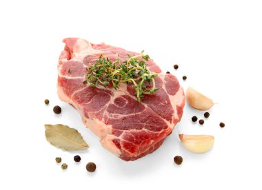 Beyaz arka planda farklı baharatlı taze çiğ biftek.