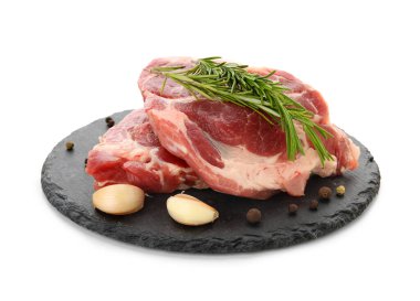 Taze çiğ biftekli siyah tahta ve beyaz arka planda farklı baharatlar.