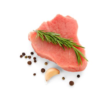 Beyaz arka planda biberiyeli, sarımsaklı ve biberli taze çiğ biftek.