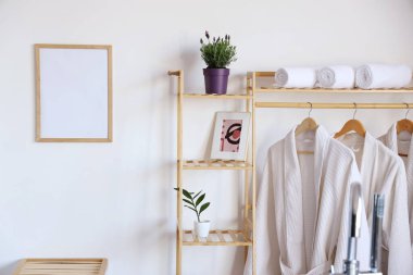 Modern banyodaki raflarda lavanta çiçekleri olan tencere.