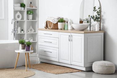 İçinde lavanta çiçekleri olan modern bir banyo.