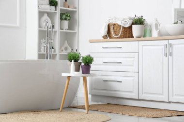 İçinde lavanta çiçekleri olan modern bir banyo.