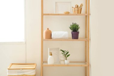 Modern banyodaki raflarda lavanta çiçekleri olan tencere.