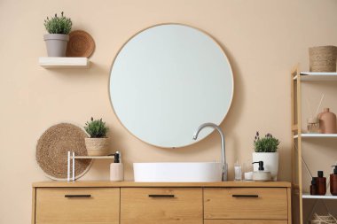 Modern banyoda lavabosu, aynası ve lavanta çiçekleri olan raf ünitesi