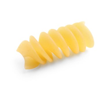 Pişmemiş lezzetli fusilli makarna beyaz arka planda izole, yakın plan