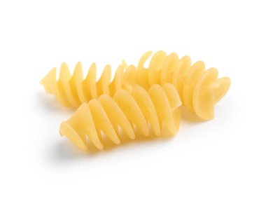 Beyaz arkaplanda izole edilmiş lezzetli çiğ fusilli makarna, yakın plan.