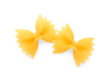 Beyaz arka planda izole edilmiş lezzetli çiğ farfalle makarnası, yakın plan.