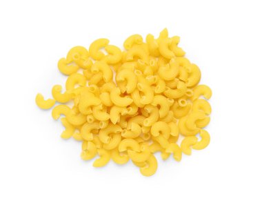 Düz dirsek makarna beyaz arkaplanda izole