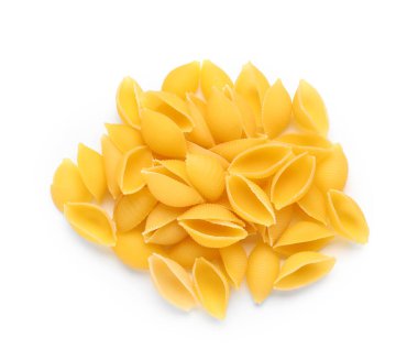 Beyaz arka planda izole edilmiş lezzetli çiğ koni makarna yığını.