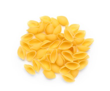Beyaz arka planda izole edilmiş lezzetli çiğ konchiglie makarna yığını.