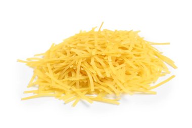 Beyaz arka planda izole edilmiş çiğ vermicelli makarna yığını. Yakın plan.