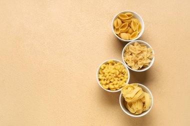 Bej arka planda farklı türde makarna içeren kaseler