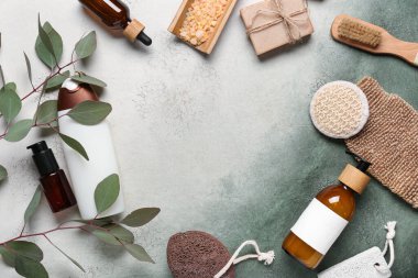 Yeşil grunge arka planda kozmetik ürünleri ve banyo aksesuarlarından yapılmış çerçeve