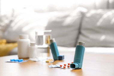 Modern solunum cihazları, haplar ve ilaçlar oturma odasındaki sehpanın üzerinde, yakın plan.