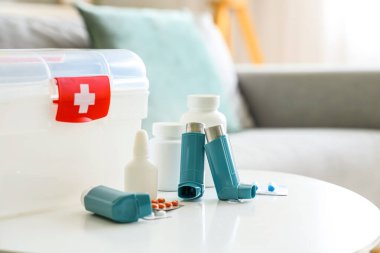 Modern solunum cihazları, haplar ve ilk yardım seti oturma odasındaki sehpanın üzerinde.