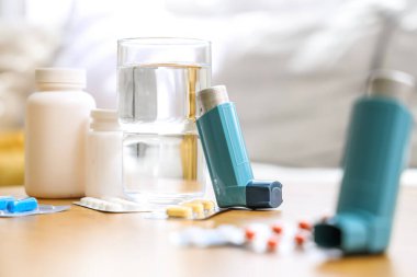 Modern solunum cihazları, haplar ve ilaçlar oturma odasındaki sehpanın üzerinde, yakın plan.