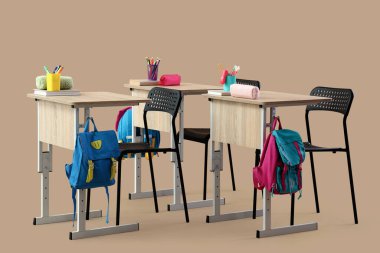 Bej arka planda sırt çantalı, kitaplı ve kırtasiyeli modern okul sıraları