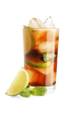 Beyaz arka planda naneli ve limonlu soğuk Küba Libre kokteyli