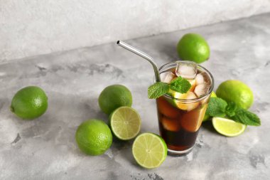 Gri arka planda naneli ve limonlu soğuk Küba Libre kokteyli.