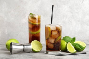 Gri arka planda naneli ve limonlu soğuk Küba Libre kokteyli.