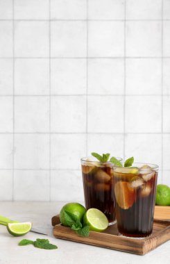 Beyaz masada naneli ve limonlu soğuk Küba Libre kokteyli.