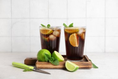 Beyaz masada naneli ve limonlu soğuk Küba Libre kokteyli.