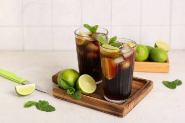 Beyaz masada naneli ve limonlu soğuk Küba Libre kokteyli.