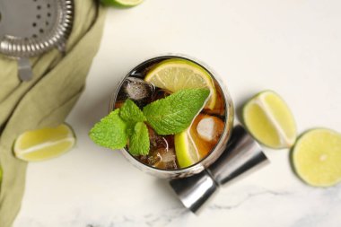 Beyaz arka planda naneli soğuk Küba kokteyli.