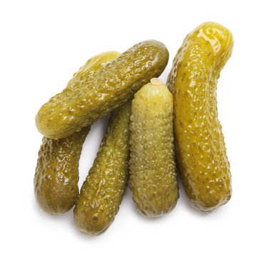 Beyaz arka planda lezzetli salatalık turşusu