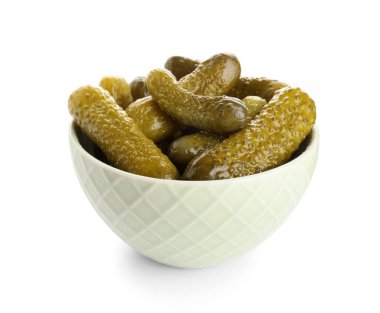 Beyaz arka planda lezzetli salatalıklı kase