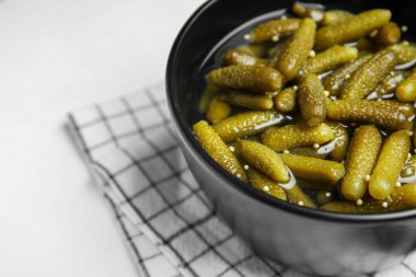 Beyaz arka planda lezzetli salatalıklı kase, yakın plan.