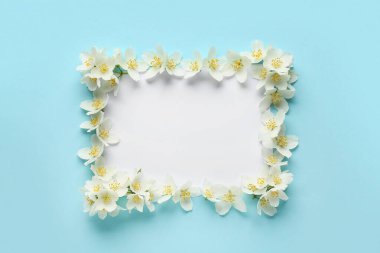 Mavi arka planda yasemin çiçekleri olan boş bir kart.