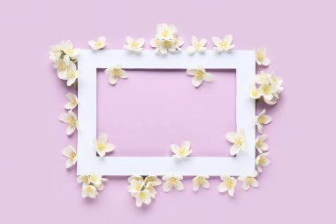 Leylak arka planında yasemin çiçekleri olan kağıt çerçeve