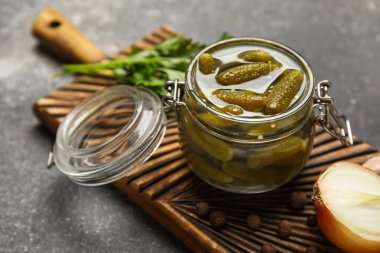 Lezzetli salatalık turşulu kavanoz, soğan ve karabiber, yakın plan.