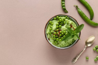 Kahverengi arka planda naneli bezelye püresi kasesi.