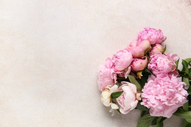 Grunge arka planında güzel pembe şakayık çiçekleri