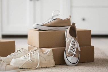 Evde yeni spor ayakkabılı kutular