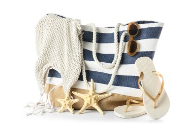 Mayo, güneş gözlüğü, yıldız balığı ve beyaz arka planda parmak arası terlik.