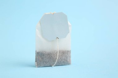 Mavi arkaplanda çay poşeti, yakın plan