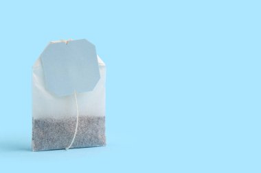 Mavi arkaplanda çay poşeti, yakın plan