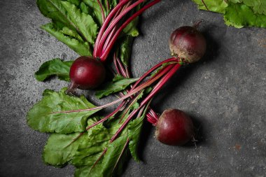 Gri grunge arka planında taze pancar kökleri