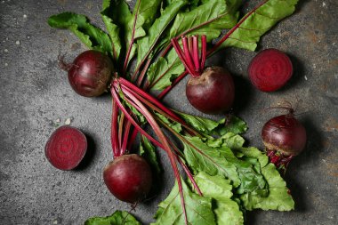Gri grunge arka planında taze kesilmiş pancar kökleri