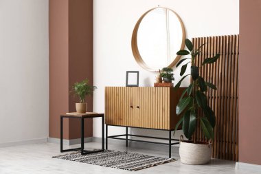 Çekmeceler, masa, katlanan ekran ve odanın içindeki saksılar.