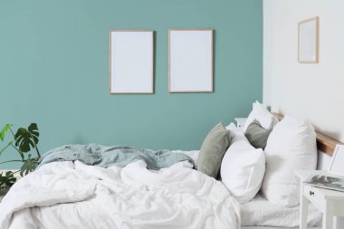 Yatak odasının içi, büyük rahat yatak odası, komodin ve çiçek, yakın plan.