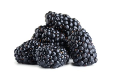 Beyaz arka planda tatlı olgun böğürtlen yığını