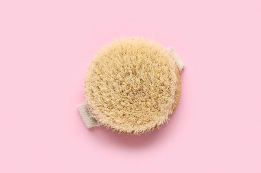 Pembe arka planda masaj vücut fırçası, yakın plan