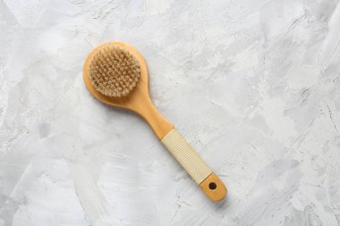 Beyaz grunge arka planında masaj vücut fırçası, yakın plan