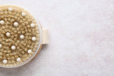 Beyaz arkaplanda masaj vücut fırçası, yakın plan