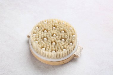 Beyaz arkaplanda masaj vücut fırçası, yakın plan