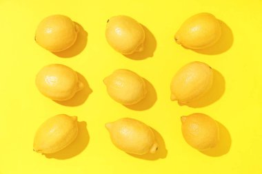 Olgun taze limon sarı zemin üzerine